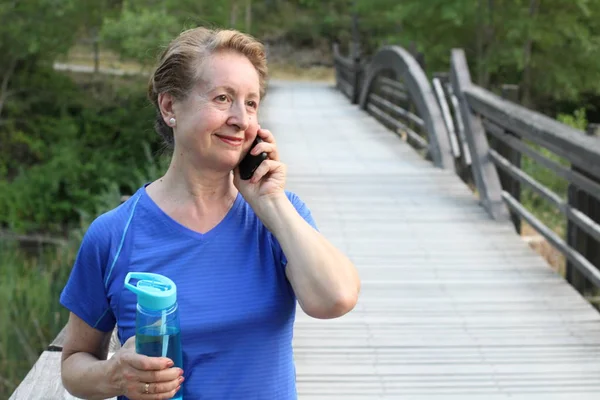 Volwassen Wandelaar Praten Mobiele Telefoon Kijken Naar Weg Brug Het — Stockfoto