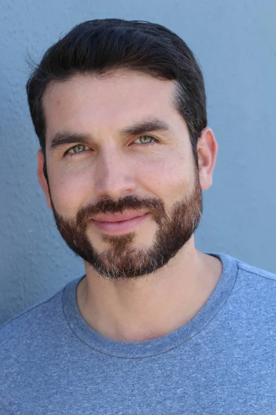 Yakışıklı esmer, sakallı adam, yakın plan kadın doktoru.