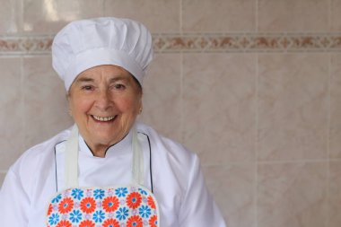 Son sınıf öğrencisi mutfakta dikiliyor, yakın plan bir portre. 