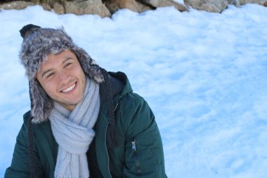 Sıcak giyimli etnik bir adam.