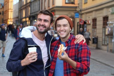 Güzel homoseksüel çift şehir sokaklarında geziniyor.