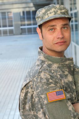 Derin Düşüncelere dalmış Asker