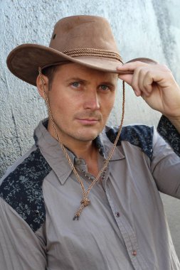 Kovboy şapkalı yakışıklı genç adamın yakın plan portresi.