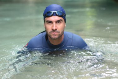 Okyanus mağarasında gülümseyen dalgıç