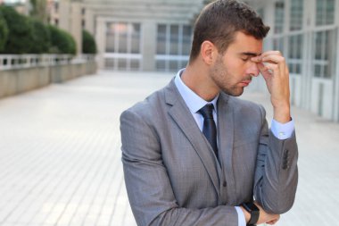 Düşüncelere dalmış iş adamı Kopya Alanı 'nı kapat