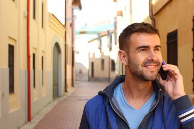 Yakışıklı genç bir adamın sokak kıyafetleri içinde yakın plan portresi.