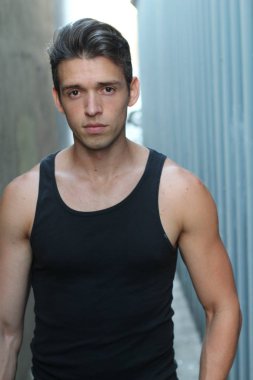 Yakışıklı genç bir adamın sokak kıyafetleri içinde yakın plan portresi.