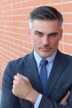 Yakışıklı, olgun iş adamının sokaktaki yakın çekimi.