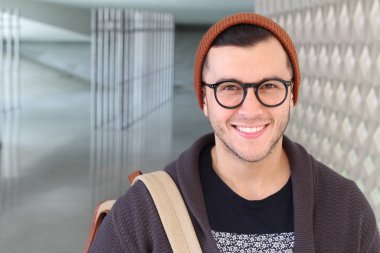 Yakışıklı erkek öğrenci kapalı alanda yakın plan portre