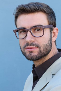 Duvarın önündeki yakışıklı sakallı adamın yakın plan portresi.