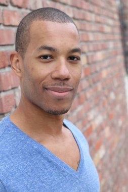 Sokaktaki yakışıklı Afro-Amerikan adamın yakın plan portresi.