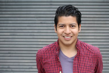 Yakışıklı Latin bir adamın sokak kıyafetleri içinde yakın plan portresi.