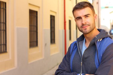 Yakışıklı genç bir adamın sokak kıyafetleri içinde yakın plan portresi.