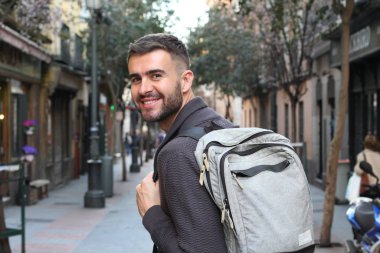 Avrupa caddesinde kazaklı yakışıklı bir gencin yakın plan portresi.