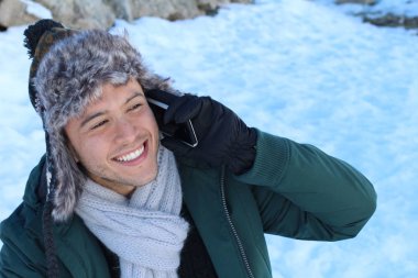 Eskimo erkek telefonla ararken gülümsüyor