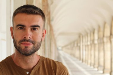 Kopya alanı ile izole edilmiş tatlı erkek portresi