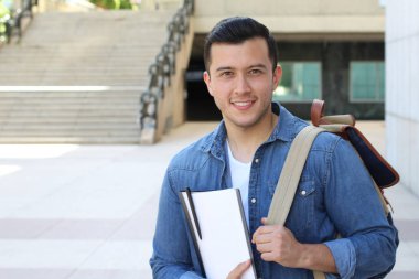 Yakışıklı genç bir adamın sokak kıyafetleri içinde yakın plan portresi.