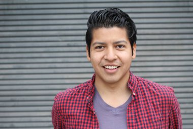 Yakışıklı Latin bir adamın sokak kıyafetleri içinde yakın plan portresi.