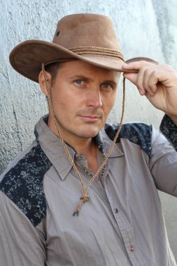 Kovboy şapkalı yakışıklı genç adamın yakın plan portresi.