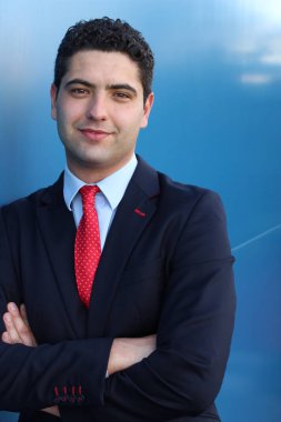 Siyah ceketli, kırmızı kravatlı yakışıklı iş adamının yakın plan portresi.