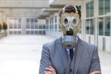 Sokakta gaz maskeli yakışıklı genç işadamının yakın plan portresi.