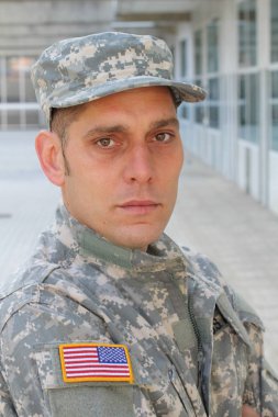 Sokaktaki yakışıklı genç askerin yakın plan portresi