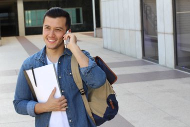 Yakışıklı genç bir adamın sokak kıyafetleri içinde yakın plan portresi.