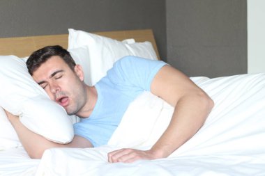 Etnik adam rahat bir yatakta derin bir uyku çekti.