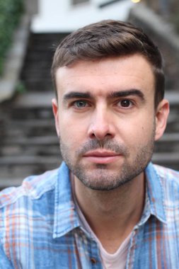 Yakışıklı genç bir adamın sokak kıyafetleri içinde yakın plan portresi.