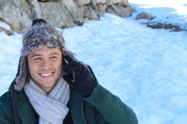 Eskimo erkek telefonla ararken gülümsüyor