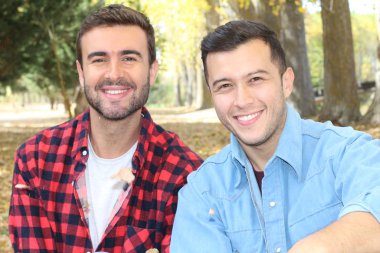 Eşcinsel çift sonbaharda parkın tadını çıkarıyor