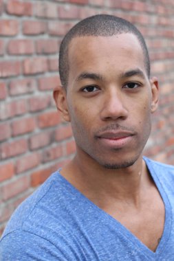 Sokaktaki yakışıklı Afro-Amerikan adamın yakın plan portresi.