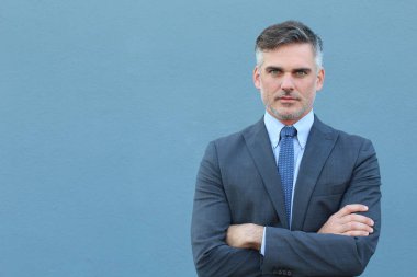 Yakışıklı, olgun iş adamının sokaktaki yakın çekimi.