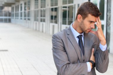 Düşüncelere dalmış iş adamı Kopya Alanı 'nı kapat