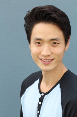 Tarafsız ifadeli Asyalı adam. Yakın plan.