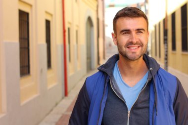 Yakışıklı genç bir adamın sokak kıyafetleri içinde yakın plan portresi.