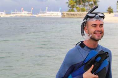 Kumsaldan gülümseyen bir adam