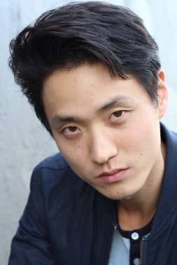 Tarafsız ifadeli Asyalı adam. Yakın plan.