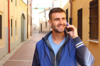 Yakışıklı genç bir adamın sokak kıyafetleri içinde yakın plan portresi.