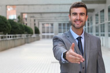 Kendini işine adamış işadamı el sıkışıyor.