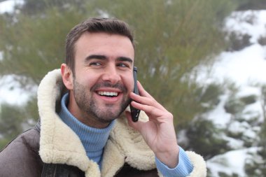 Ormanda telefon edip fotokopi çeken yakışıklı bir adam.