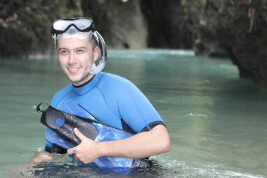 Okyanus mağarasında gülümseyen dalgıç