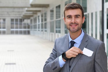 İşadamı sana kartvizitini vermek üzere.