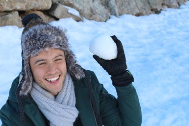 Oyuncu erkek bir kartopu atmak üzere.