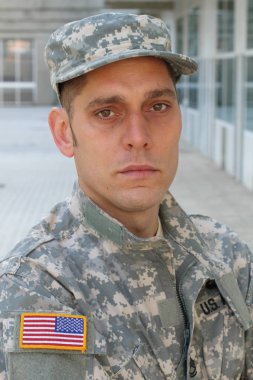 Sokaktaki üniformalı yakışıklı genç askerin yakın plan portresi.