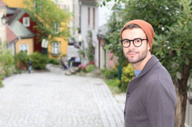 Moda belirleyicisi şehirde geziniyor