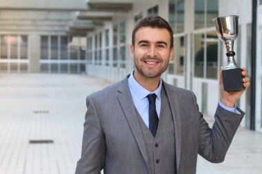 Sokaktaki yakışıklı genç iş adamının yakın plan portresi