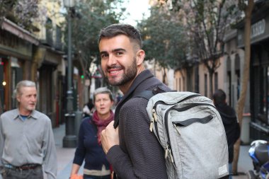 Avrupa caddesinde kazaklı yakışıklı bir gencin yakın plan portresi.