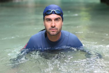 Okyanus mağarasında gülümseyen dalgıç