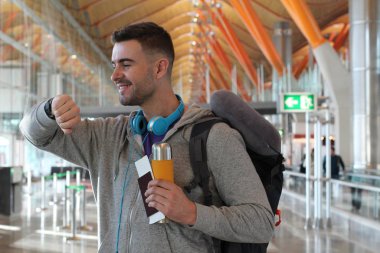 Gemiye binmek üzere olan mutlu gezgin. Genç adam ayrılıyor. 